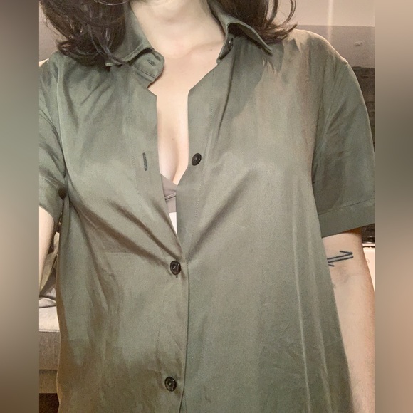 A flowy, relaxed button-down crafted from lyocell micro twill from Kotn. - Picture 3 of 6